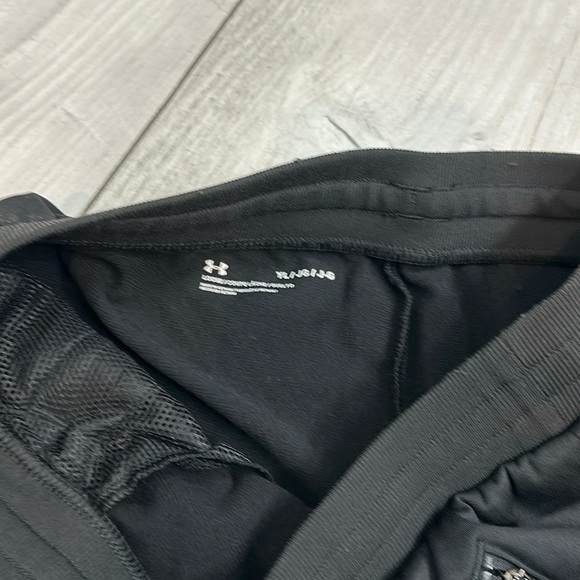 NWOT Under Armour Boys UA Pennant Shorts - Picture 2 of 6